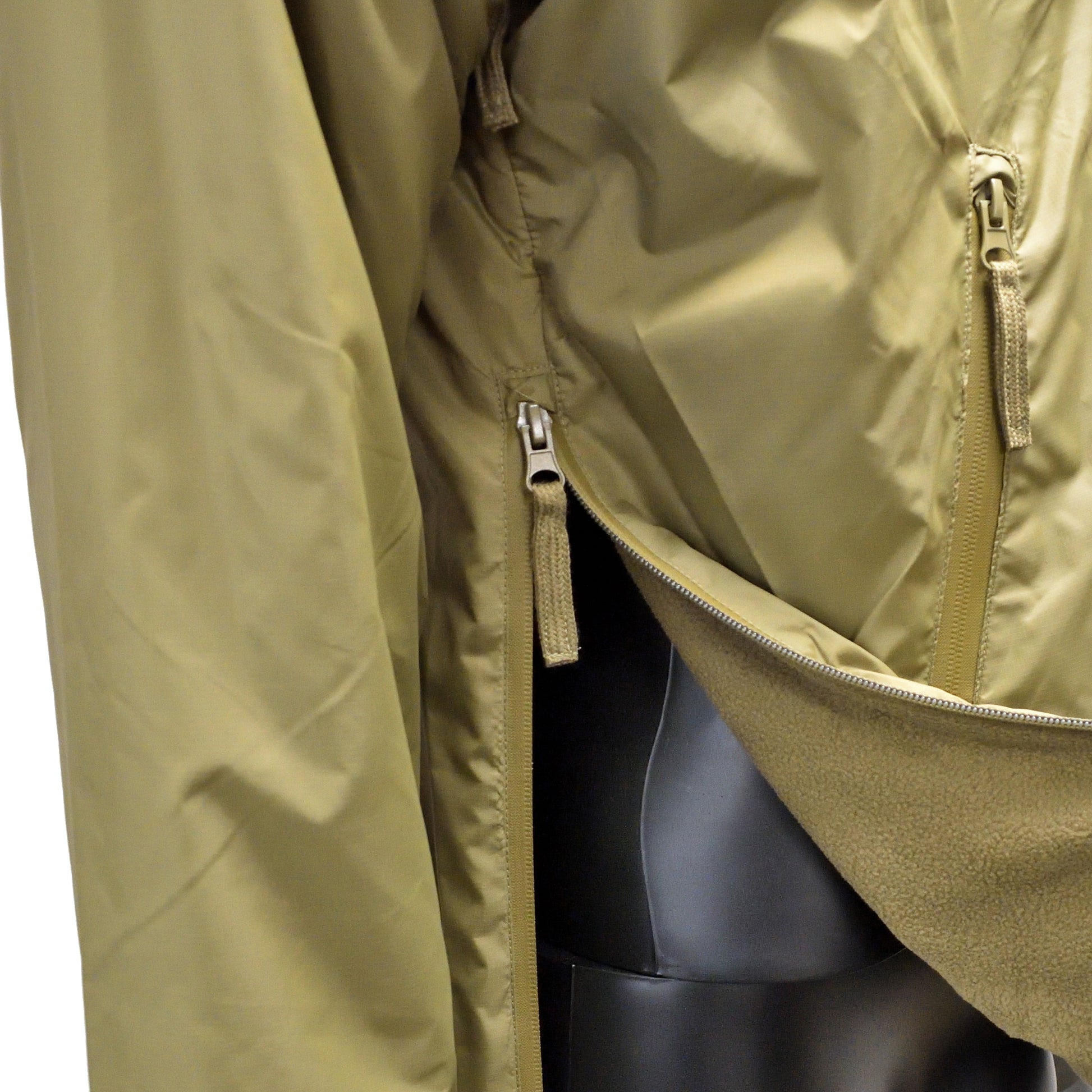 Macro image of fabric weave and zip on British Army Lightweight Thermal Smock PCS Olive.
