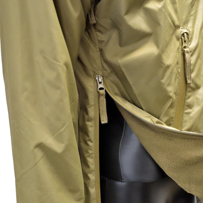 Macro image of fabric weave and zip on British Army Lightweight Thermal Smock PCS Olive.