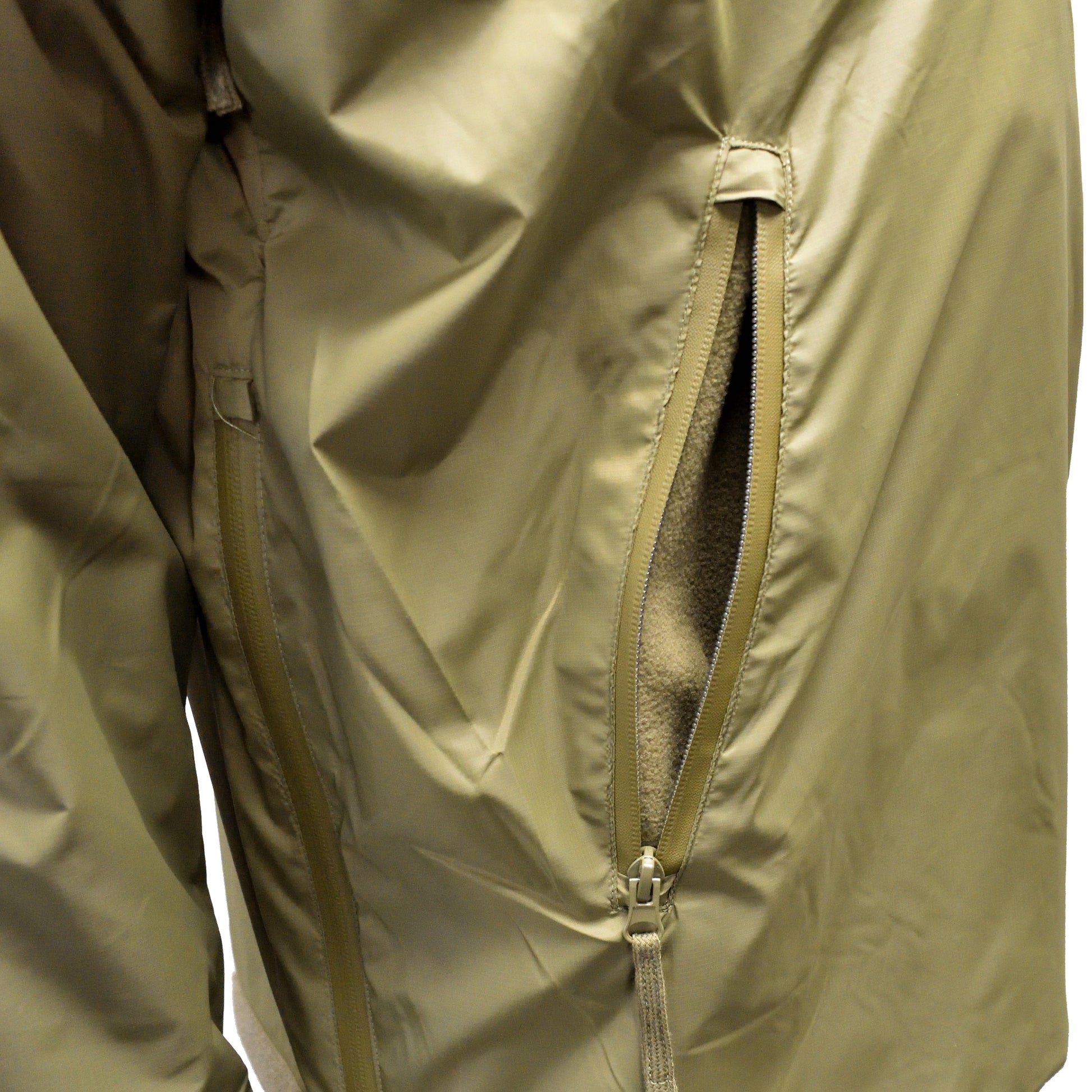 Close-up of zip pocket on British Army Lightweight Thermal Smock PCS Olive.